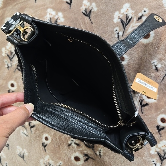 NWT Simply Southern Sherpa Crossbody Black & Gold - Picture 5 of 5